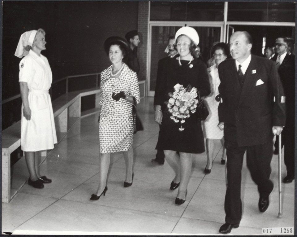 Reeks 017-1288 tm 017-1289 Juliana en Beatrix wonen herdenking 100 jaar Rode K, Bestanddeelnr 017-1289