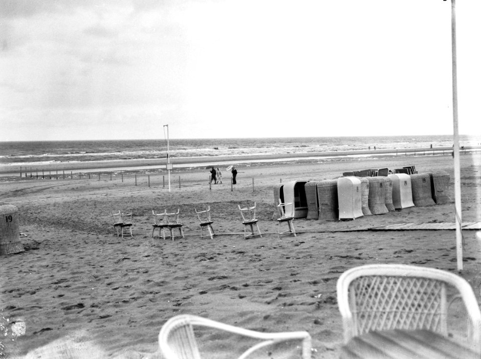 Regenweer aan het strand te Zandvoort, eenzame badgasten met paraplu op het stra, Bestanddeelnr 911-4925