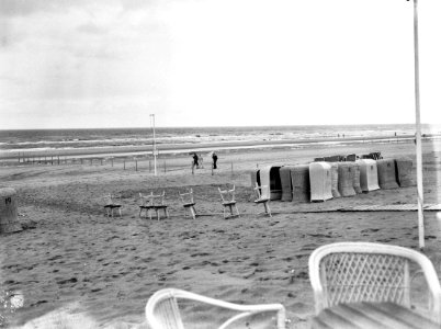 Regenweer aan het strand te Zandvoort, eenzame badgasten met paraplu op het stra, Bestanddeelnr 911-4925