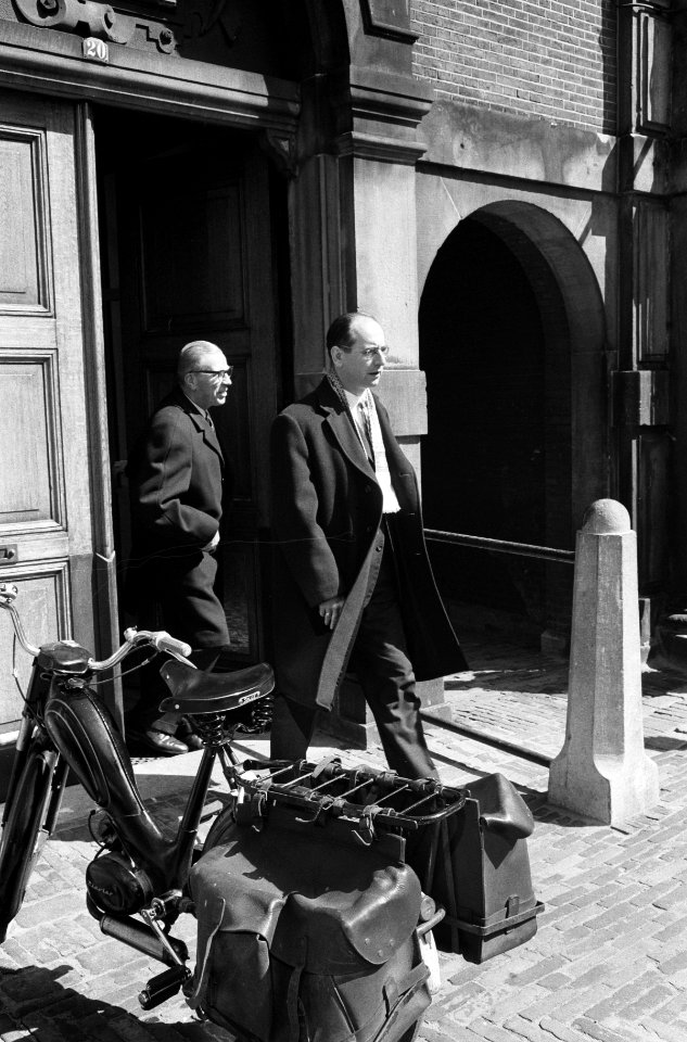 Regering bijeen inzake Nieuw-Guinea Minister President De Quay en Minister Luns, Bestanddeelnr 913-7702