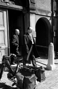 Regering bijeen inzake Nieuw-Guinea Minister President De Quay en Minister Luns, Bestanddeelnr 913-7702