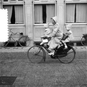 Regenplaatje. Met fiets in de regen, Bestanddeelnr 905-2549