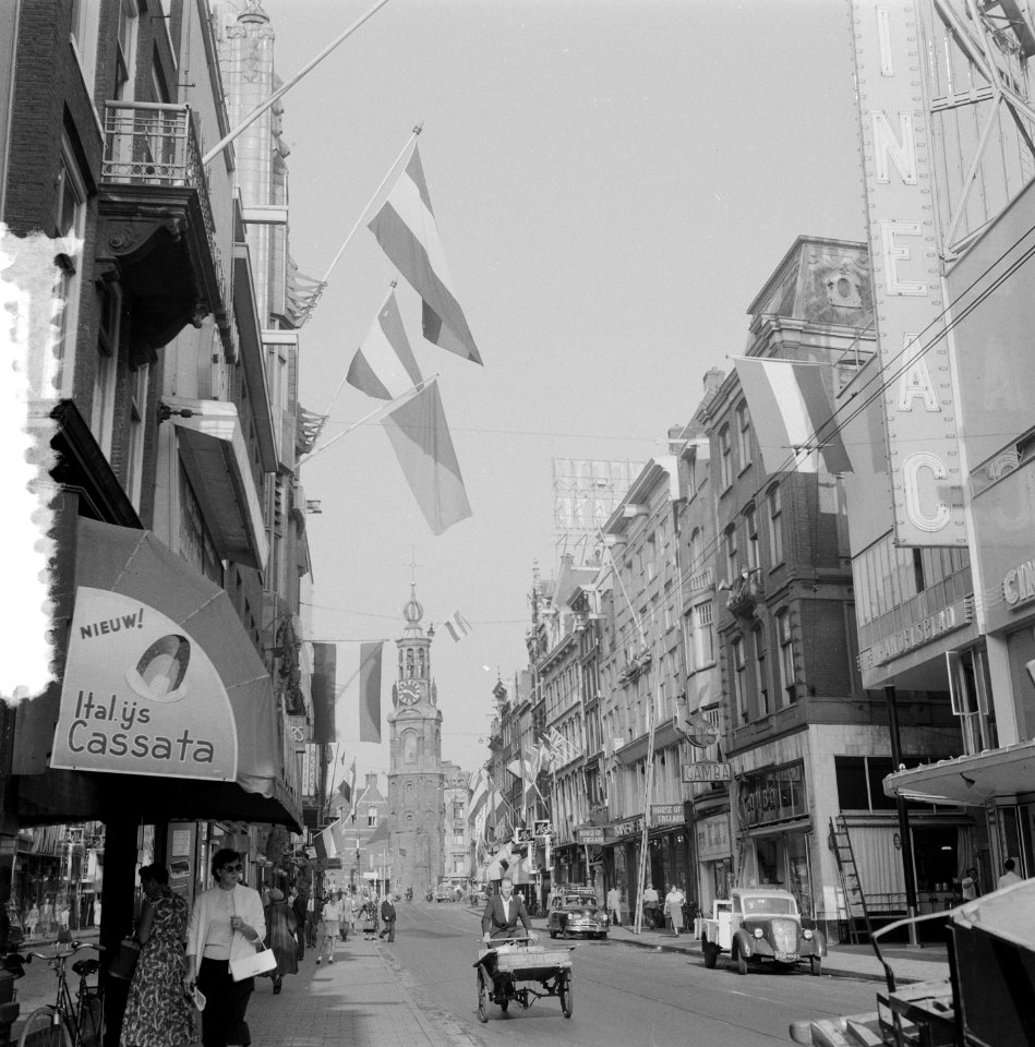 Reguliersbreestraat met vlaggen, Bestanddeelnr 907-3097