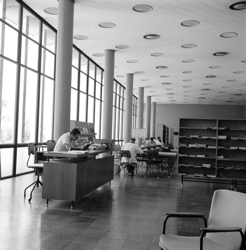 Rehovot. Weizmann Institute interieur van het gebouw waarin ondergebracht de bi, Bestanddeelnr 255-3910