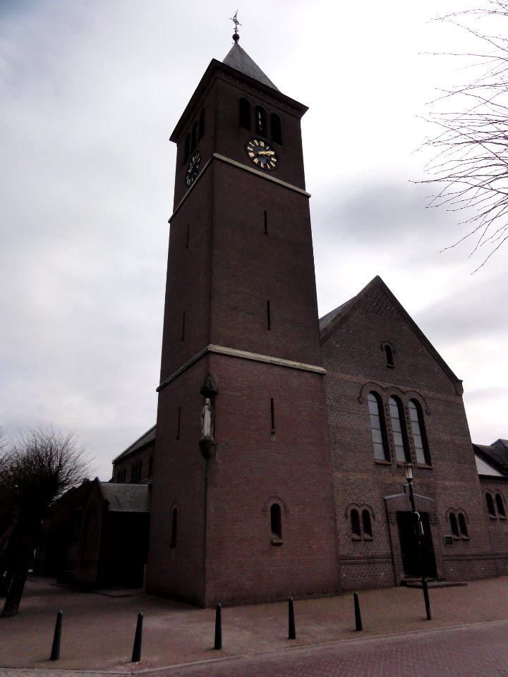 Reek (Landerd) Rijksmonument 519141 kerk H. Antonius Abt, schuin links voor