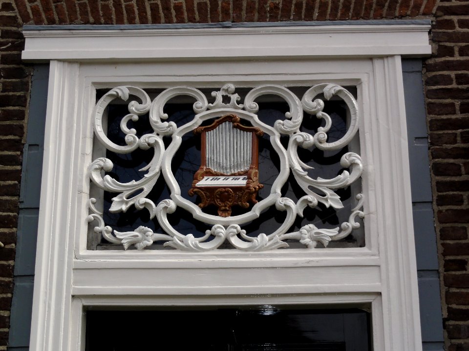 Reek (Landerd) Rijksmonument 33062 detail Smitshuis, bovenlicht met orgel