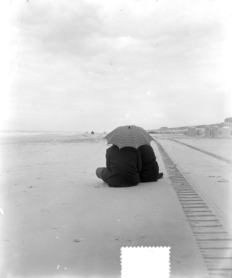 Regenplaatsjes op strand van Zandvoort, Bestanddeelnr 905-7840