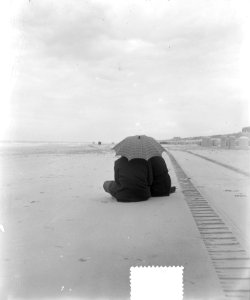 Regenplaatsjes op strand van Zandvoort, Bestanddeelnr 905-7840