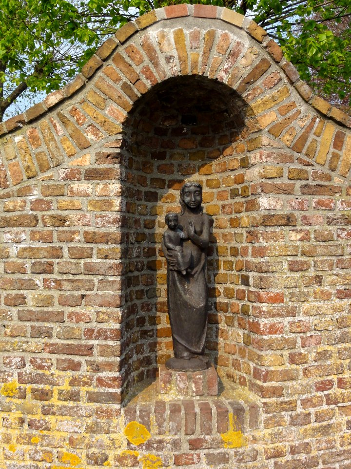 Reek (Landerd) Mariabeeldje in kerkhofmuur