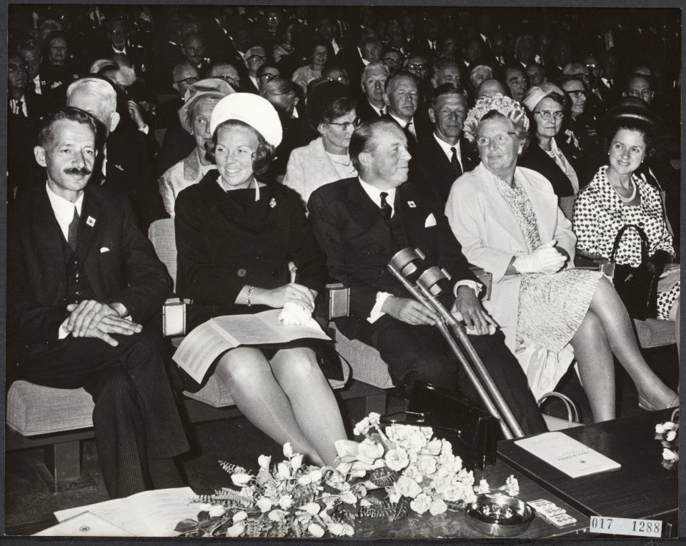 Reeks 017-1288 tm 017-1289 Juliana en Beatrix wonen herdenking 100 jaar Rode K, Bestanddeelnr 017-1288