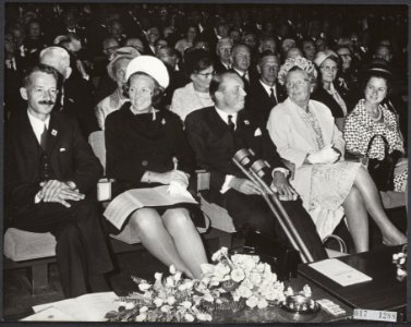 Reeks 017-1288 tm 017-1289 Juliana en Beatrix wonen herdenking 100 jaar Rode K, Bestanddeelnr 017-1288