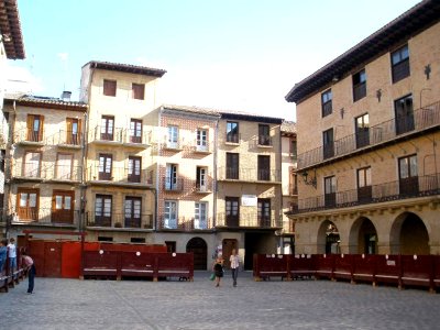 Puente la Reina - Plaza de Julián Mena 1