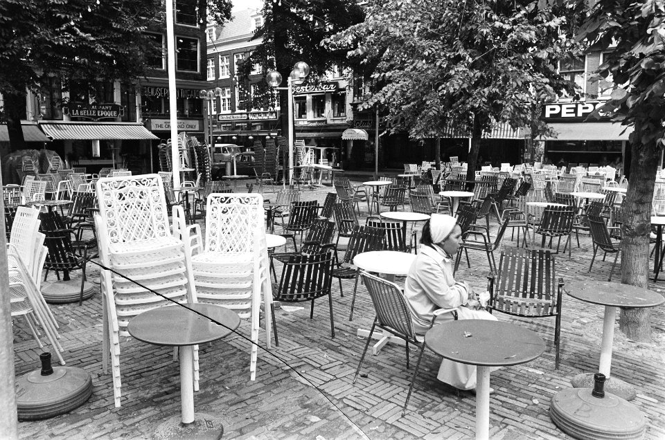 Regen in Amsterdam verlaten terras op Leidseplein, Bestanddeelnr 929-8080