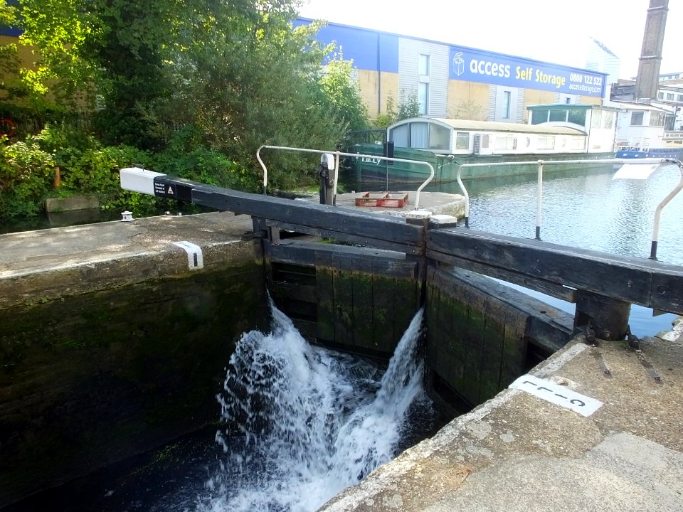 Regent's Canal, Sturt's Lock, Hackney 3424