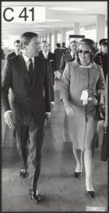 Reeks 017-1199 tm 017-1200 terugkeer Beatrix en Claus van vakantie op Schiphol, Bestanddeelnr 017-1199