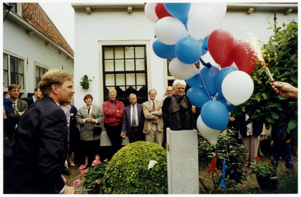 Regent J. Thöne (links) tijdens het 600-jarig bestaan van het hofje de Bakenesserkamer waarbij een bronzen beeldje van Marijn Koene werd onthuld. NL-HlmNHA 54036159