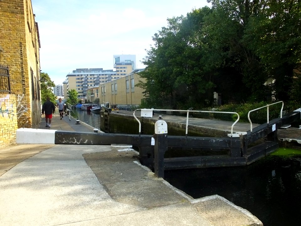 Regent's Canal, Sturt's Lock, Hackney 3422