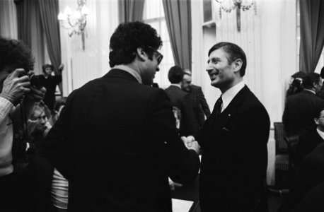 Regeringsverklaring Van Thijn (l) en Van Agt, Bestanddeelnr 929-5275