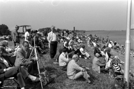 Publieke belangstellling voor de race op de dijk aan het Noordzeekanaal, Bestanddeelnr 928-1107