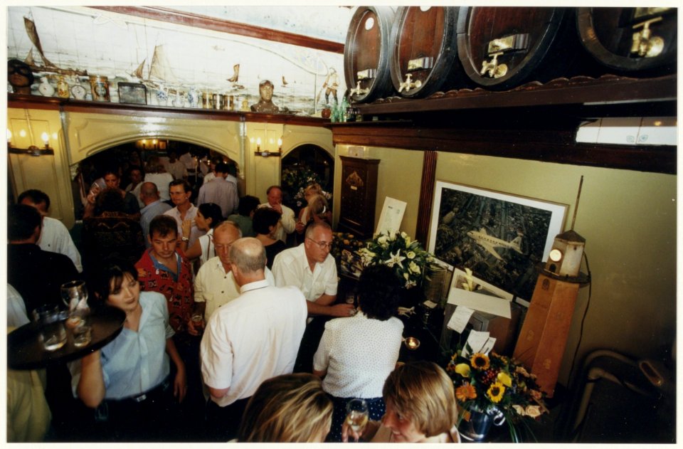 Publiek in het verbouwde café De Uiver. NL-HlmNHA 54037204