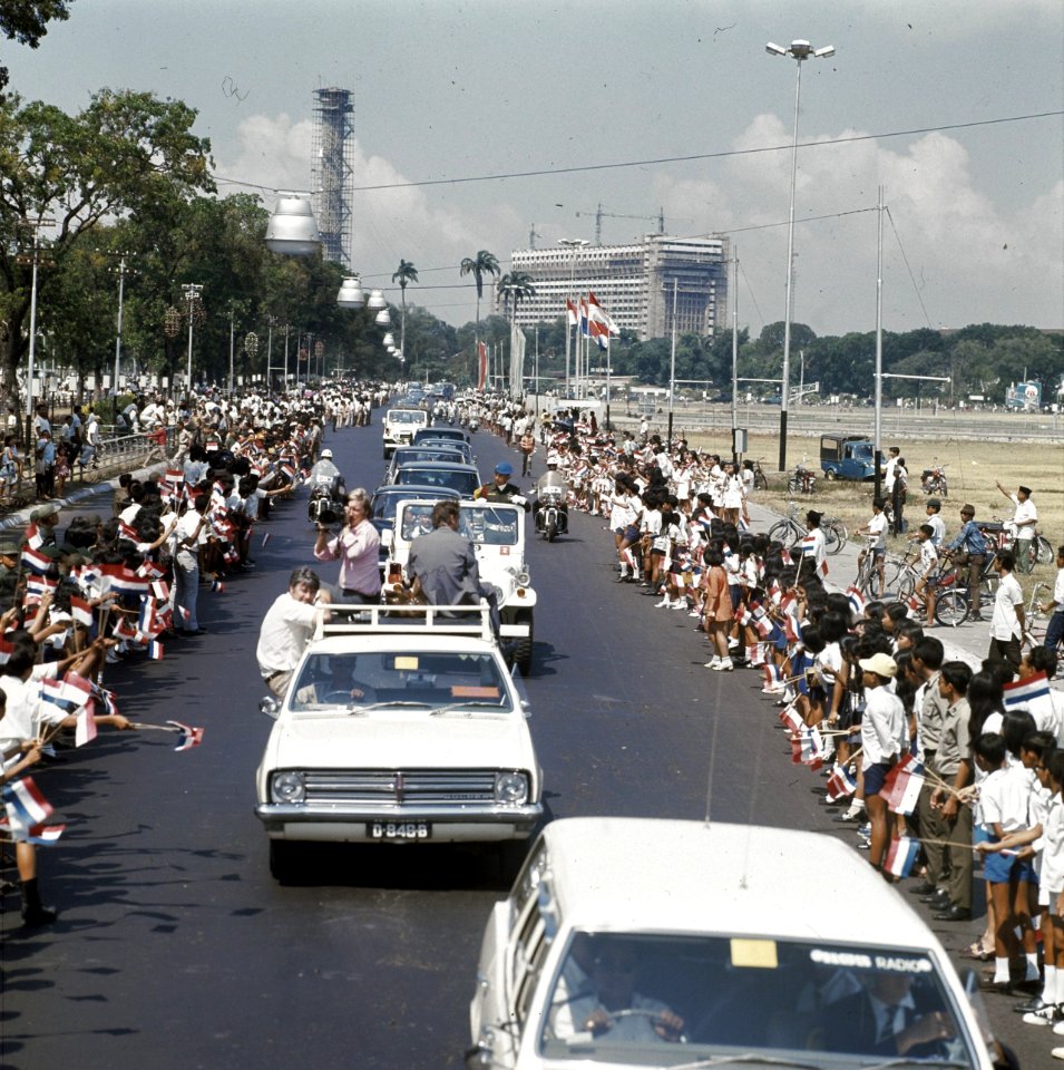 Publiek in afwachting van de komst van het koninklijk paar in Jakarta, Bestanddeelnr 254-9013