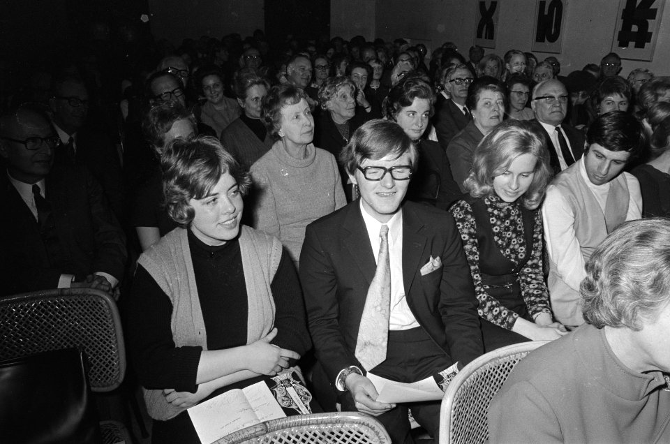Publiek in de zaal met vooraan Els Krieg (1ste prijs) en Radboud Oomens (2de pr…, Bestanddeelnr 924-3311