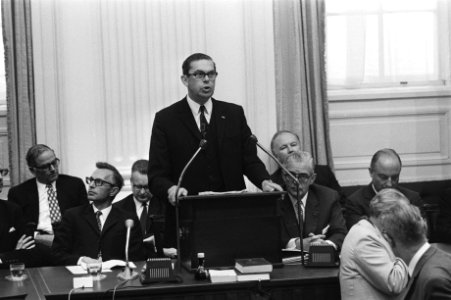 Regeringsverklaring van nieuwe kabinet in Tweede Kamer , Biesheuvel leest reger…, Bestanddeelnr 924-7862