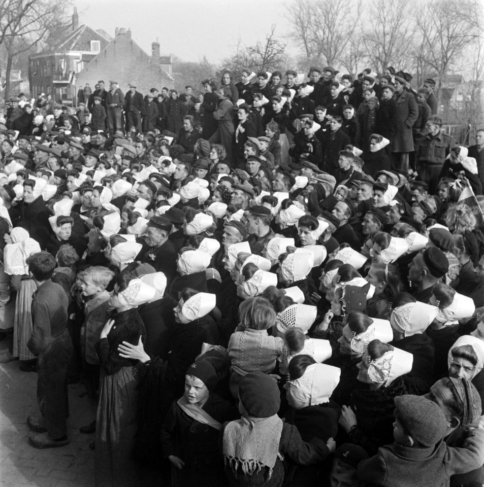 Publiek Veel vrouwen in klederdracht, Bestanddeelnr 900-4057