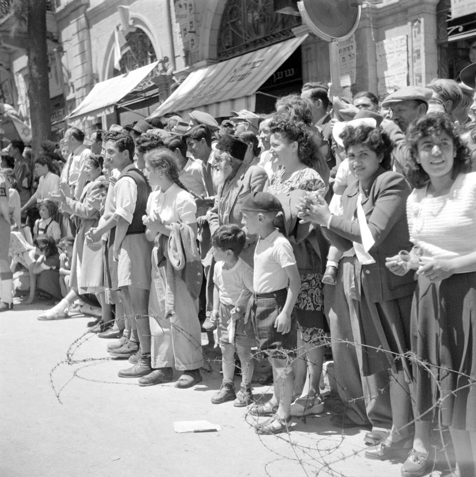 Publiek tijdens de militaire parade op 15 mei 1949 te Jeruzalem bij gelegenheid , Bestanddeelnr 255-1004