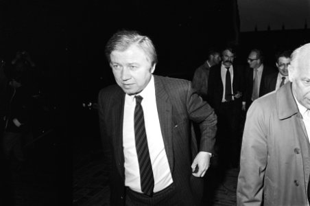 Regering bijeen i.v.m. overleg over Voorjaarsnota Den Uyl (r) en minister Van D, Bestanddeelnr 932-1517