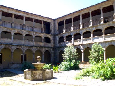 Puelles - Monasterio de Santa María de Valdediós - Claustro 02