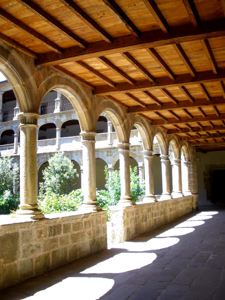 Puelles - Monasterio de Santa María de Valdediós - Claustro 01