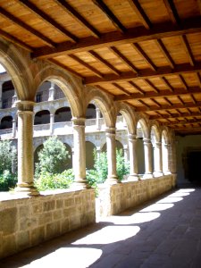 Puelles - Monasterio de Santa María de Valdediós - Claustro 01