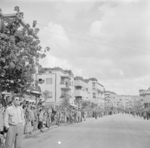 Publiek tijdens de militaire parade in Haifa bij gelegenheid van de eerste verj…, Bestanddeelnr 255-0992