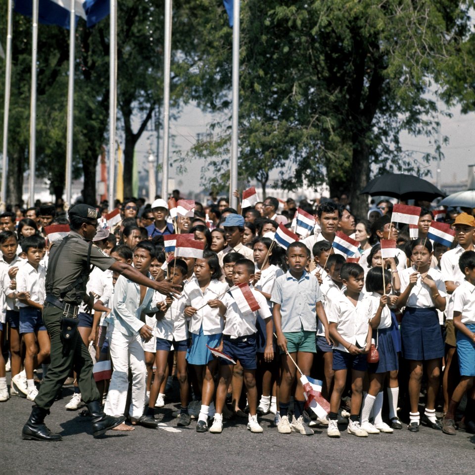 Publiek in Jakarta op de tweede dag van het staatsbezoek, Bestanddeelnr 254-9020