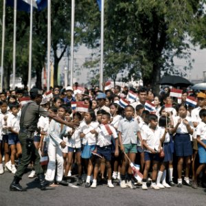 Publiek in Jakarta op de tweede dag van het staatsbezoek, Bestanddeelnr 254-9020