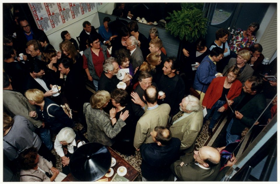 Publiek in de Toneelschuur bij de uitreiking van de cultuurprijs in 1997. NL-HlmNHA 54037324