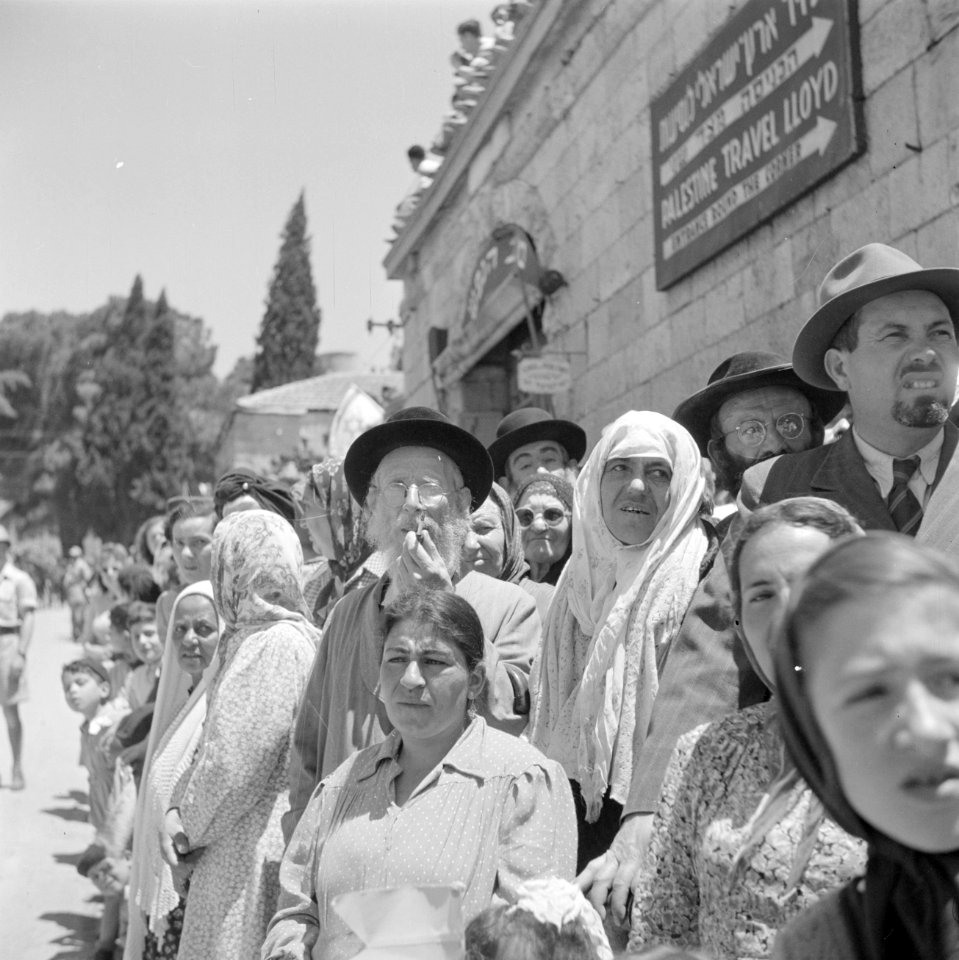 Publiek waaronder Bucharinvrouwen, bij de militaire parade op 15 mei 1949 te Jer, Bestanddeelnr 255-1007