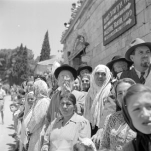 Publiek waaronder Bucharinvrouwen, bij de militaire parade op 15 mei 1949 te Jer, Bestanddeelnr 255-1007