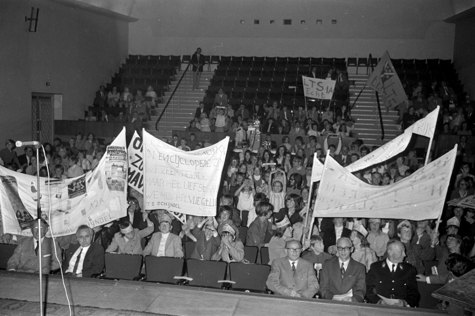 Publiek in de zaal bij de prijsuitreiking, Bestanddeelnr 924-6359