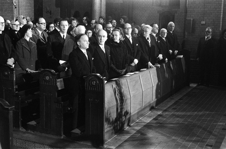 Publiek in de kerkbanken, links vooraan premier Piet de Jong, Bestanddeelnr 924-3717