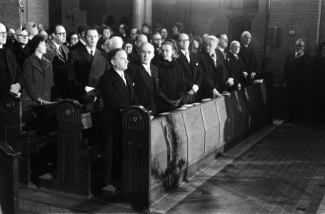 Publiek in de kerkbanken, links vooraan premier Piet de Jong, Bestanddeelnr 924-3717