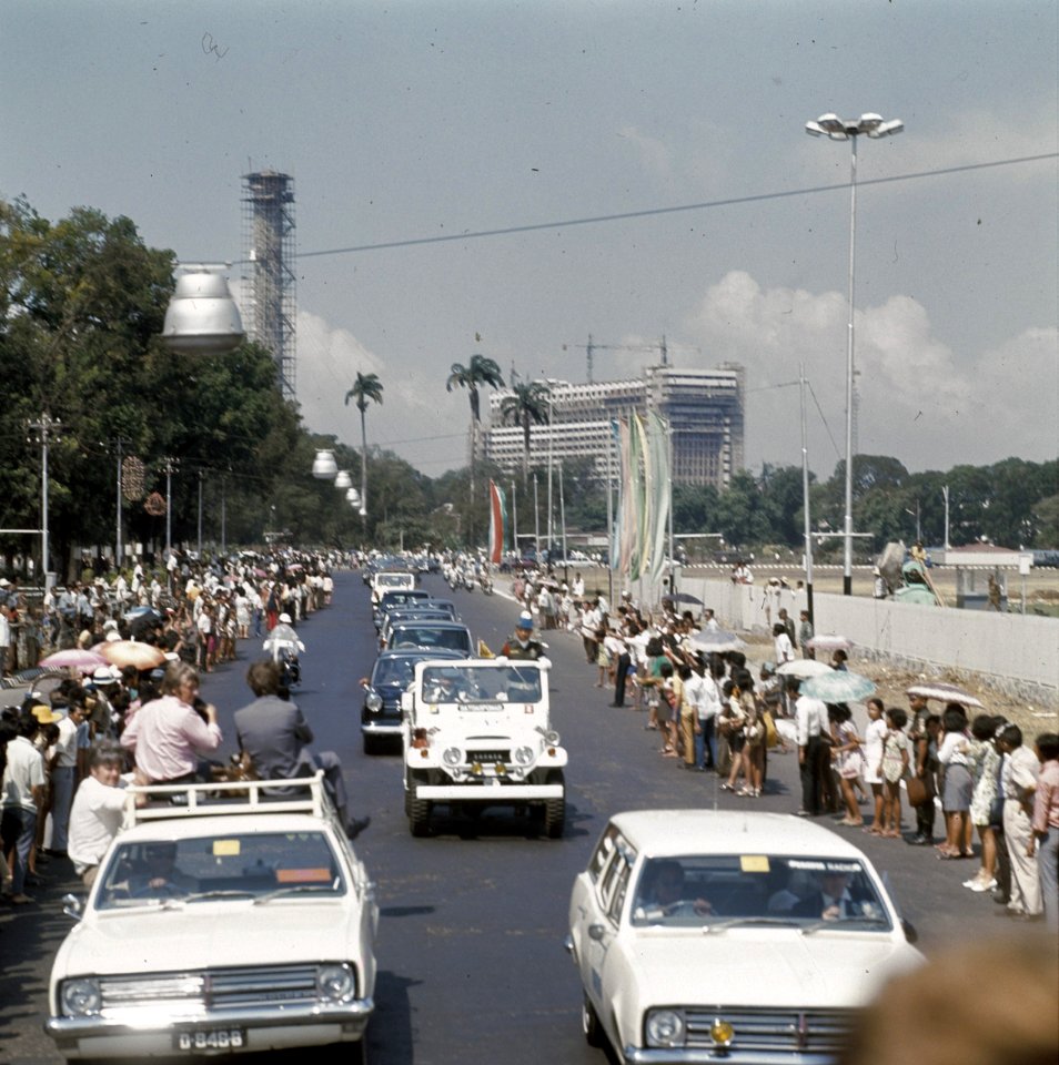 Publiek in afwachting van de komst van het koninklijk paar in Jakarta, Bestanddeelnr 254-9014