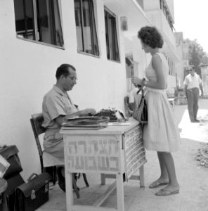 Publieke schrijvers zitten met een typemachine achter een tafel op het trottoir , Bestanddeelnr 255-1834