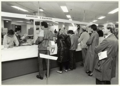 Publieksdienst gemeente Haarlem in het Brinkmann-complex. NL-HlmNHA 54015222