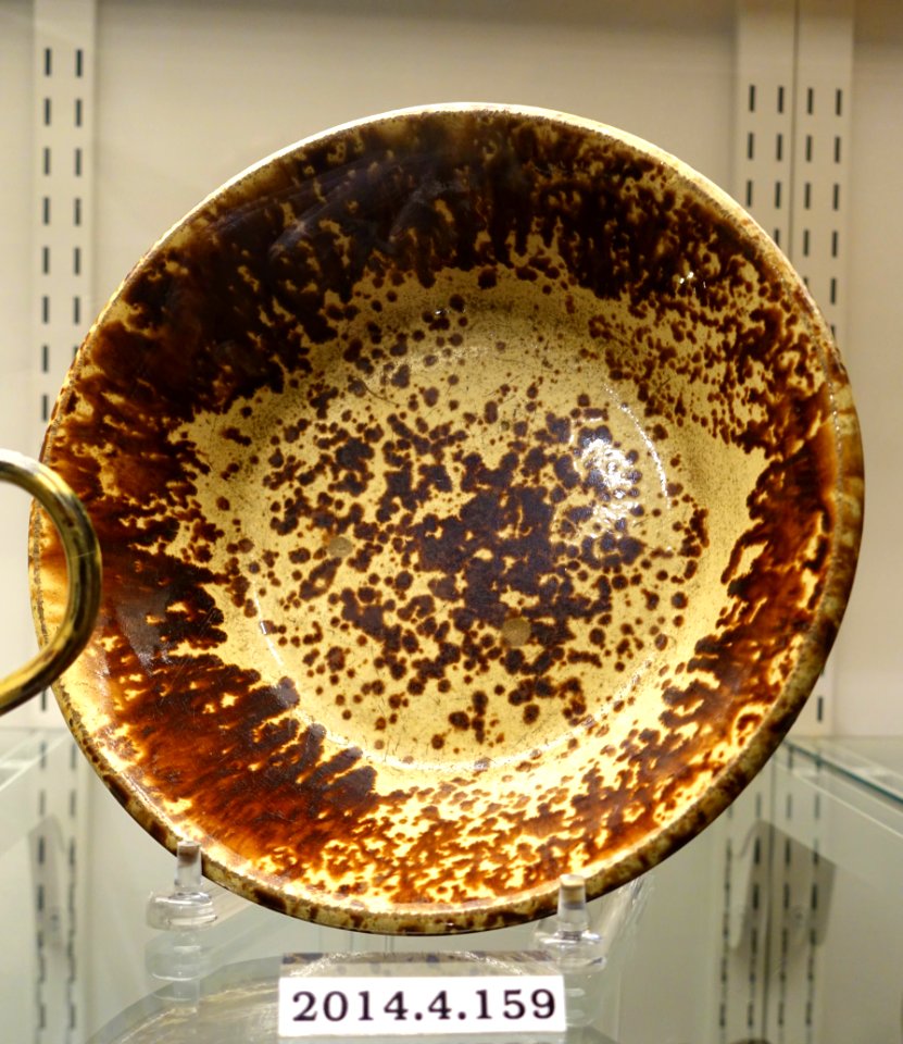 Pudding dish, Boston Earthenware Manufacturing Company, c. 1860, lead-glazed yellow earthenware, Rockingham glaze, HD 2014.4.159 - Flynt Center of Early New England Life - Deerfield, Massachusetts - DSC04169