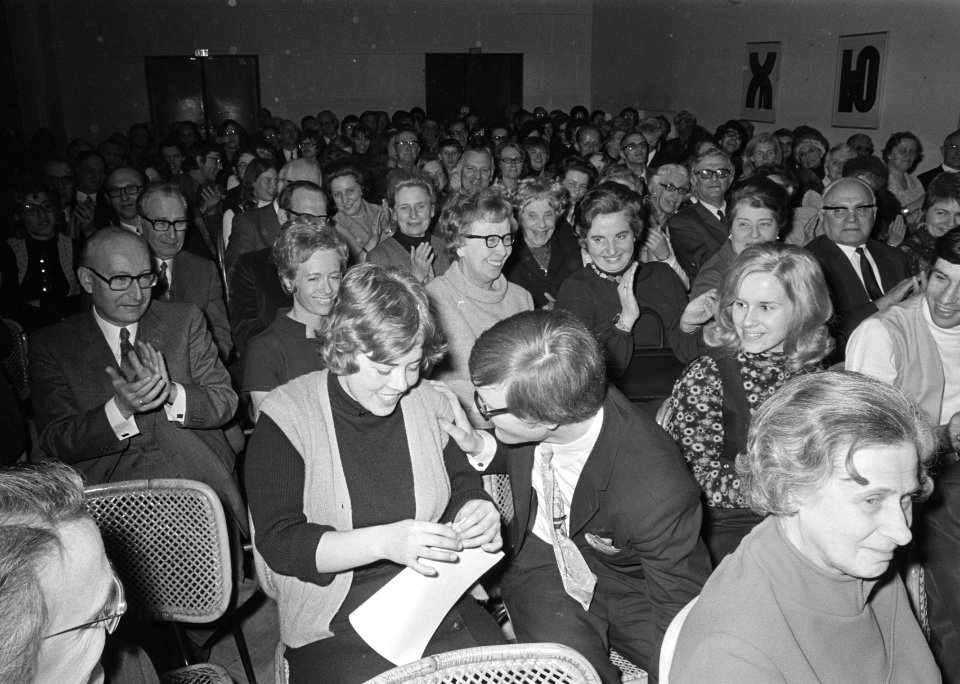 Publiek in de zaal met vooraan Els Krieg (1ste prijs) en Radboud Oomens (2de pr…, Bestanddeelnr 924-3313