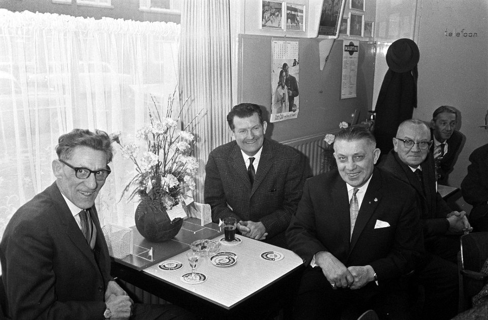 Puck van Heel 60 jaar, Puck van Heel in zijn zaak te midden van oude vrienden Pe, Bestanddeelnr 915-9701