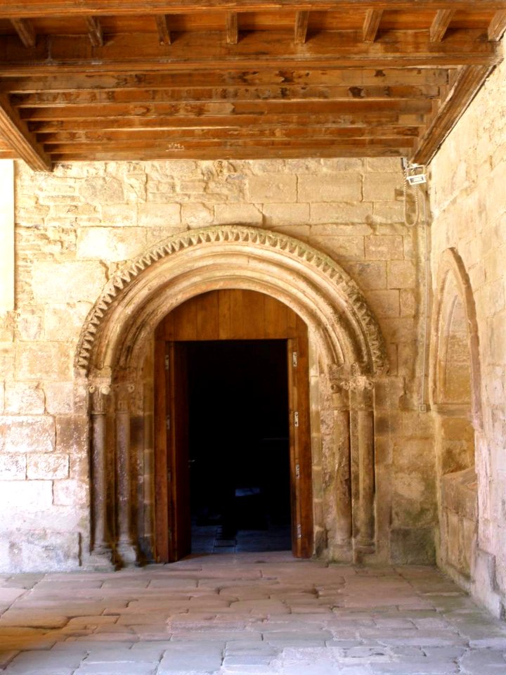Puelles - Monasterio de Santa María de Valdediós - Claustro 08