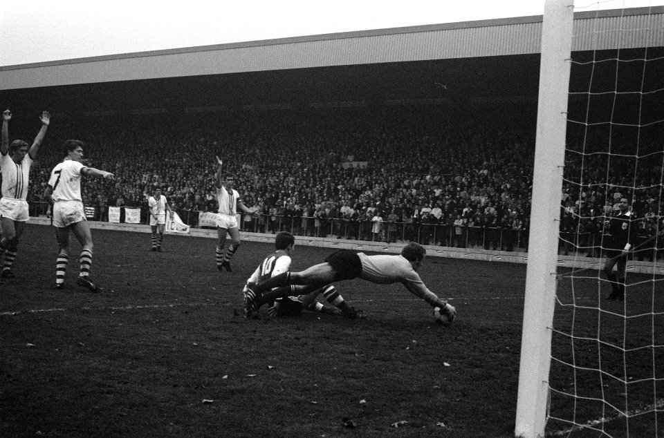 PSV tegen Holland Sport 4-1. Van der Kuylen (midden) in duel met Boskamp, Bestanddeelnr 922-9333